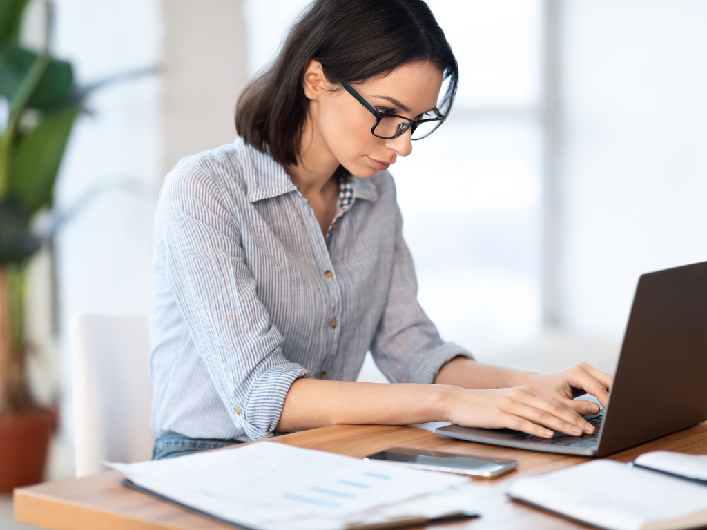 久坐電腦前造成肩膀緊繃往上縮的不良姿勢示意圖