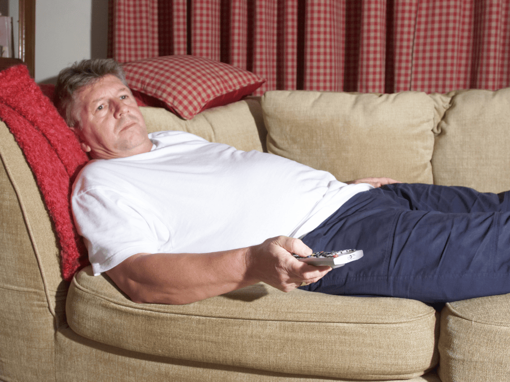 追劇久坐造成腰酸背痛-收假症候群常見原因-物理治療建議