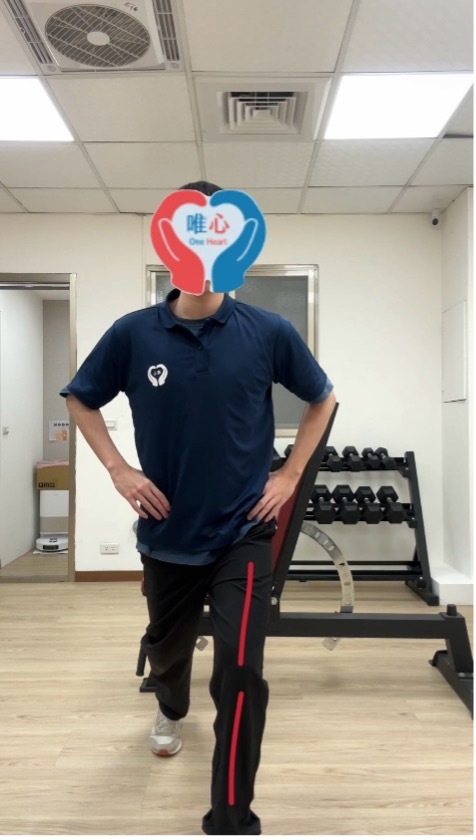 唯心運動醫療體系物理治療師示範：下肢對線弓箭步訓練 (正確示範)