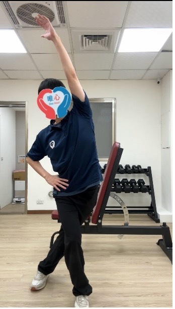 唯心運動醫療體系物理治療師示範：站姿側彎伸展髂脛束