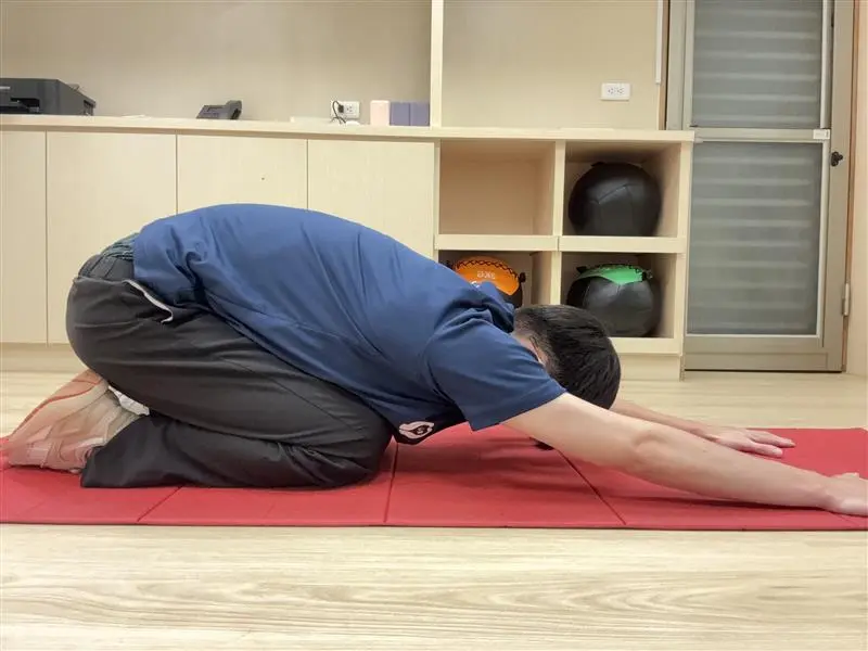 唯心運動醫療體系：物理治療師示範嬰兒式下背痛舒緩居家運動，溫和拉伸下背部緊繃肌群