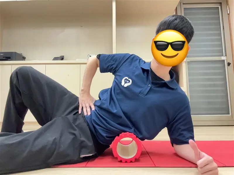 唯心運動醫療體系:物理治療師指導如何安全利用泡沫滾筒按壓側面肌肉群,釋放下背慢性壓力