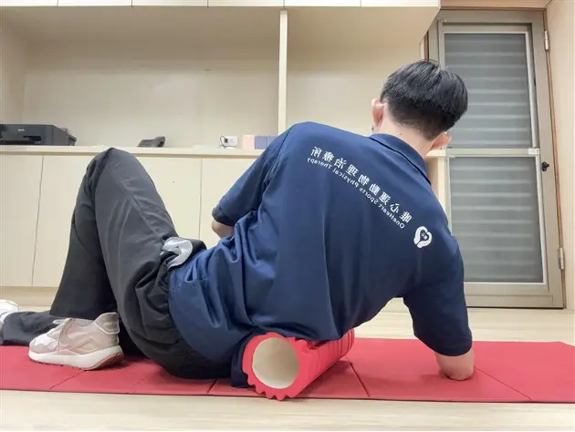 唯心運動醫療體系：臨床復健指導，示範居家滾筒物理修復動作，避開脊椎骨重壓以維護安全