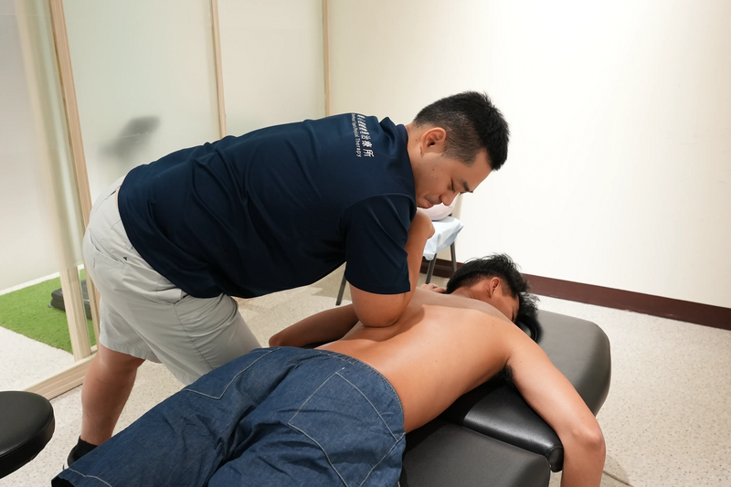唯心運動醫療體系:臨床專業一對一徒手治療技術,深度減壓與釋放上斜方肌周邊僵硬緊繃肌肉筋膜
