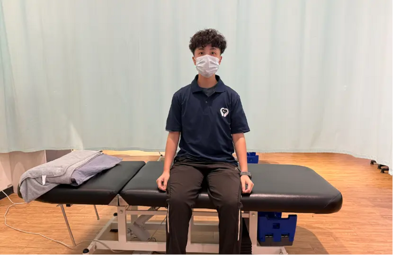 布蘭特–達洛夫運動教學步驟一：物理治療師示範起始坐姿與重心平衡訓練
